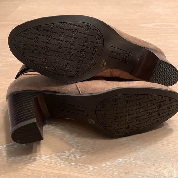 Giani Bernini Faux Suede Ankle Booties size 6M new with box, gorgeous! - Picture 7 of 10